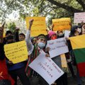 Mianmare šimtai universiteto dėstytojų ir studentų protestuoja prieš karinį perversmą