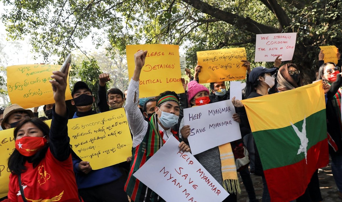 Mianmare šimtai universiteto dėstytojų ir studentų protestuoja prieš karinį perversmą