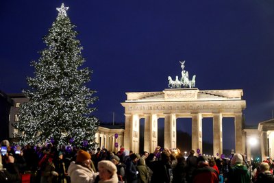 Kalėdų eglė prie Berlyno Brandenburgo vartų