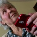73-ejų Nijolės pažintis su išmaniuoju telefonu: dabar sukčiai jai nebaisūs