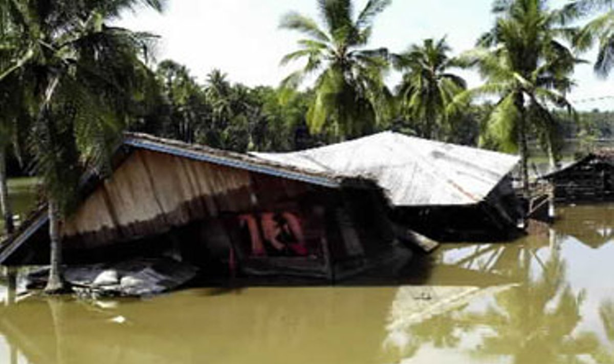 Cunamio nuniokotas namas Indonezijoje. Cunamis Pietų ir Pietryčių Azijoje nusinešė tūkstančius gyvybių.