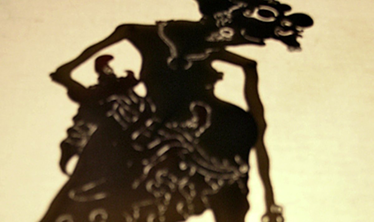 Lėlių meistras Ki Sigit Sabdo Prijono Džakartoje demonstruoja spektaklį su tradicinėmis šešėlinėmis lėlėmis.  
