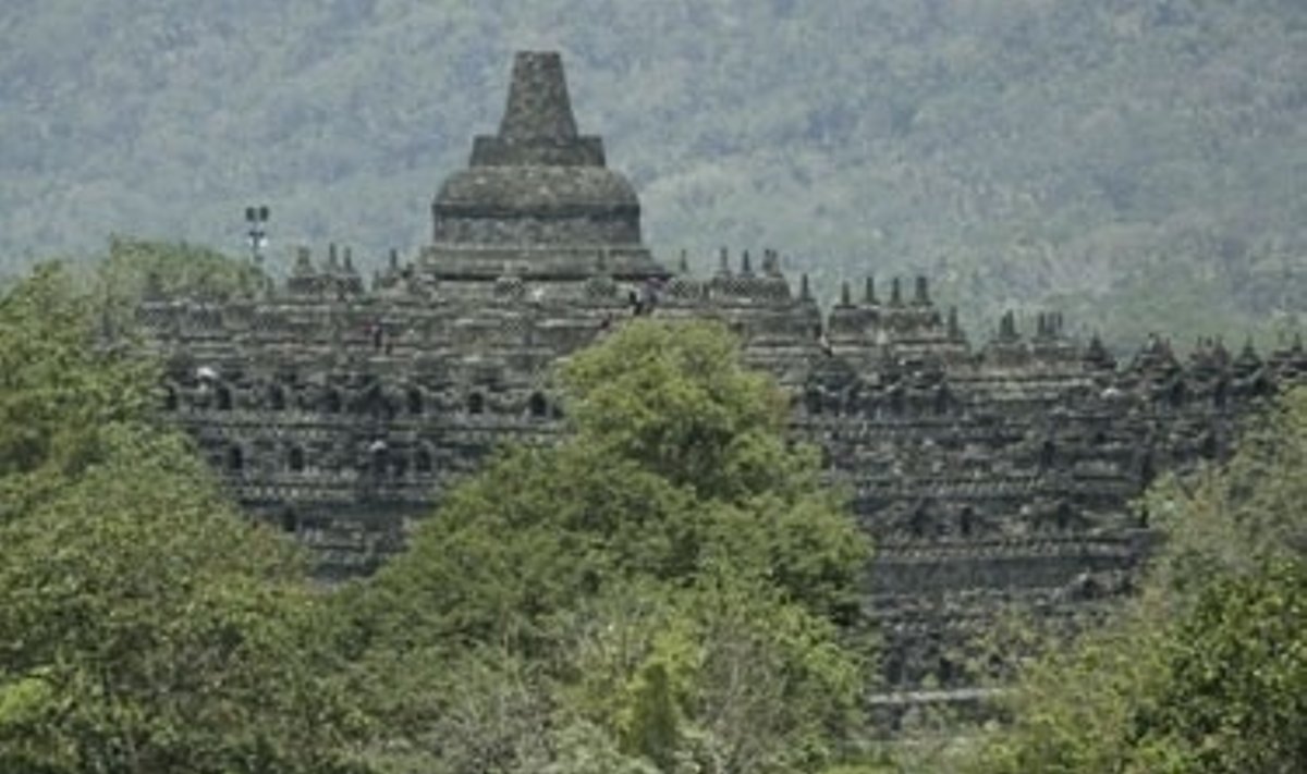 Užburiančio grožio Borobuduro šventykla Javos saloje.
