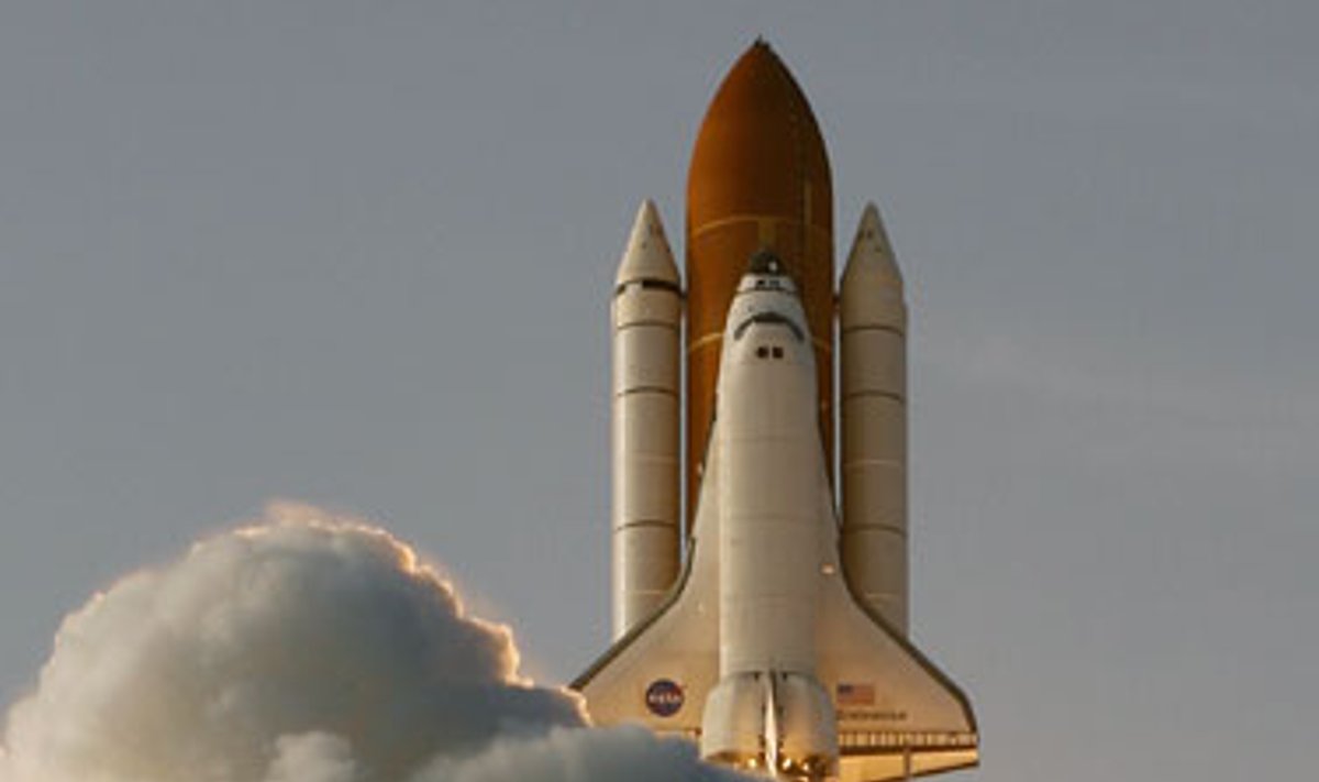 Erdvėlaivis "Endeavour" kyla iš Kenedžio kosminio centro Kanavaro kyšulyje (JAV).