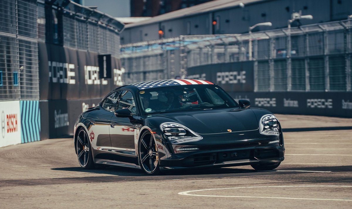 Pirmasis "Porsche" elektromobilis "Taycan"