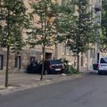 Girto jaunuolio siautėjimas Vilniaus centre: nulaužė medį, rėžėsi į LR konkurencijos tarybos pastatą ir bandė sumušti pareigūnus