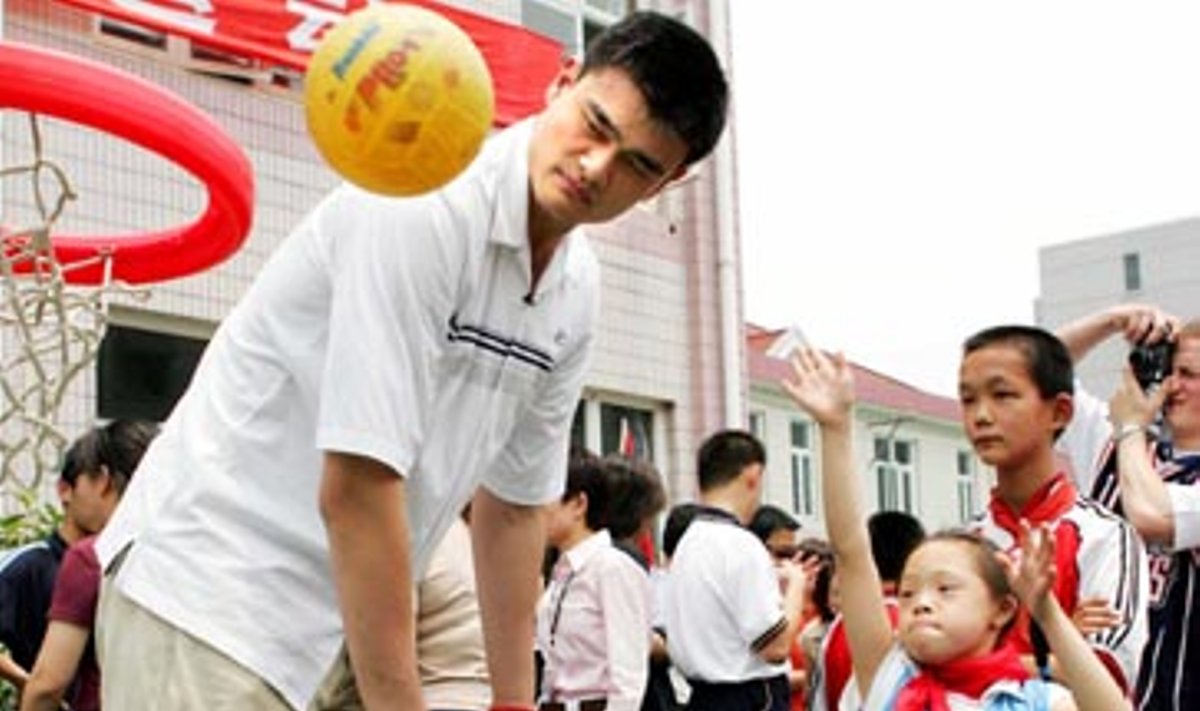 Kinijos sporto pažiba NBA Hiūstono “Rockets” klubo puolėjas Yao (Jao) Mingas žaidžia su protiškai atsilikusiais vaikais specialioje, jiems skirtoje mokykloje Šanchajuje. 