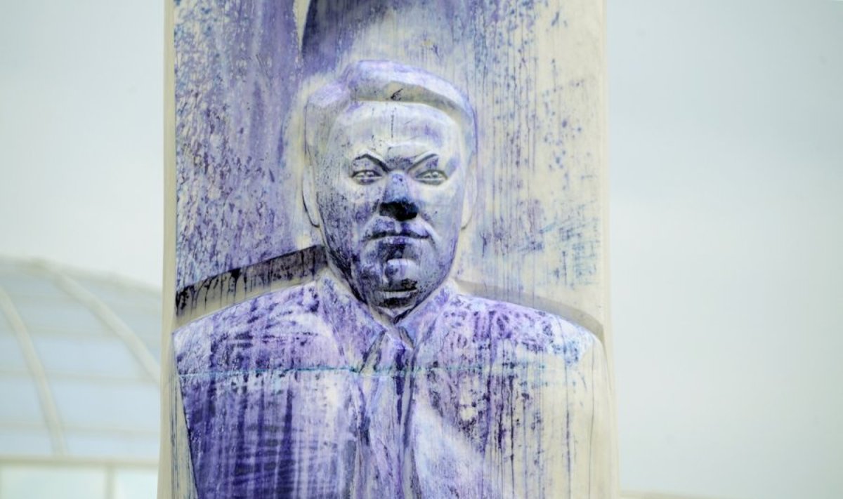 Rusijoje vandalai išniekino Boriso Jelcino paminklą