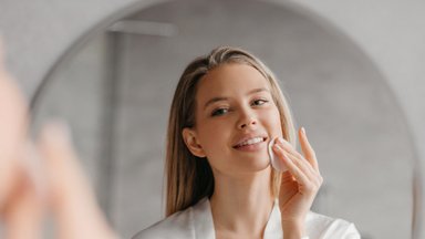 Riebios, į aknę linkusios odos priežiūra: į ką reikėtų atkreipti dėmesį, renkantis kosmetikos produktus