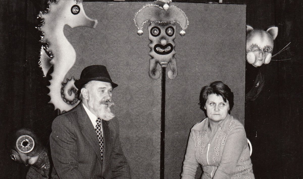 Į Panevėžį atvedę lėlių magiją Albertas Stepanka su žmona, teatro režisiere Jule Blėdyte-Stepankiene. Apie 1978 m.