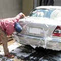 Automobilio plovimas kieme gali blogai baigtis: teks susimokėti riebią baudą
