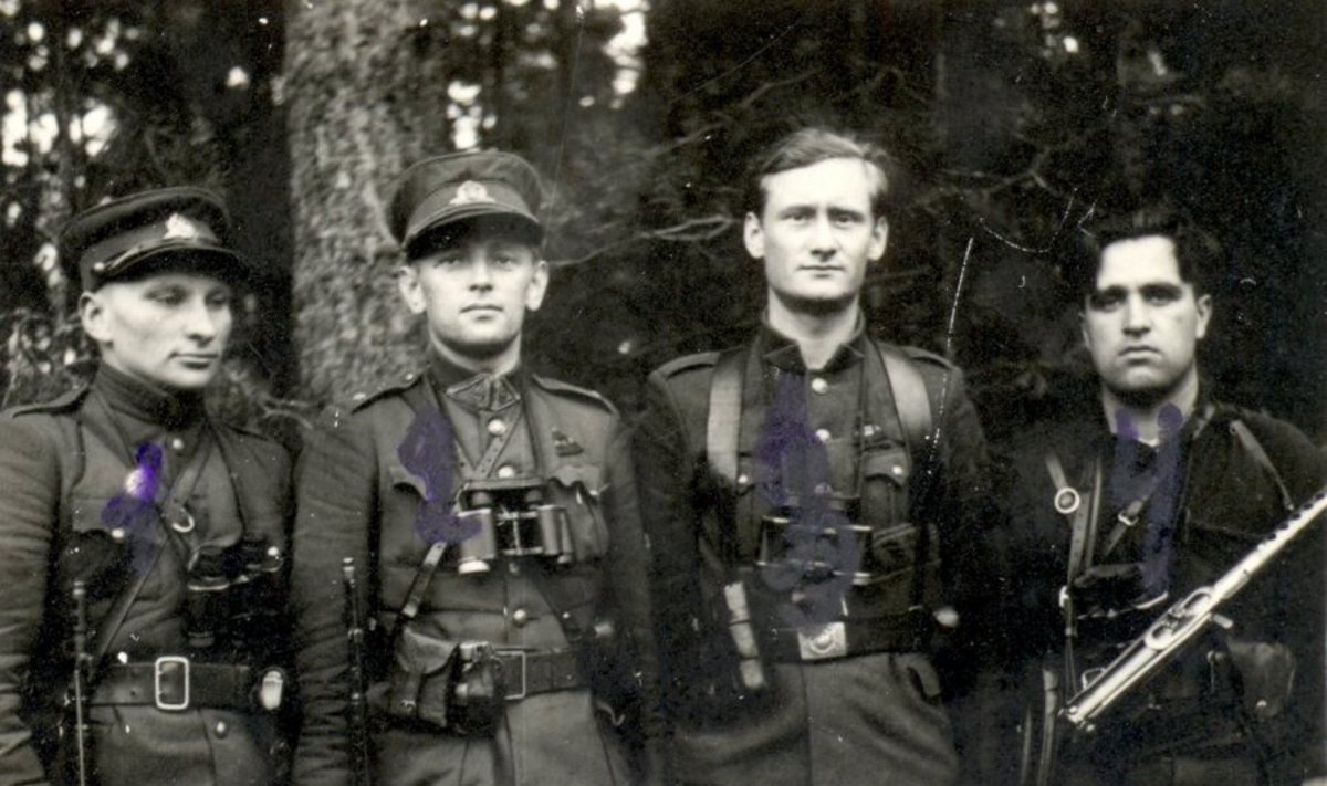 Dainavos apygardos partizanų vadovybė su Kazimieraičio rinktinės partizanais. 1948 m.  Iš kairės stovi: Kazimieraičio rinktinės Vanago grupės būrio vadas Pranas Ivanauskas-Bevardis, apygardos vadas Adolfas Ramanauskas-Vanagas, apygardos štabo pareigūnas L