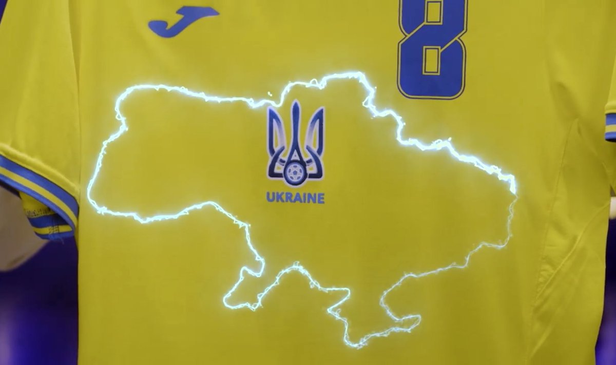 Ukrainos futbolo rinktinės apranga su išryškintais šalies kontūrais
