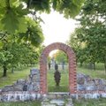 Klaipėdos rajone esančio kaimo parke – netikėti atradimai: laiko spiralę sudarantys ąžuolai ir unikalus malūnas