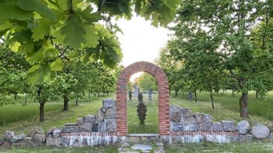 Klaipėdos rajone esančio kaimo parke – netikėti atradimai: laiko spiralę sudarantys ąžuolai ir unikalus malūnas