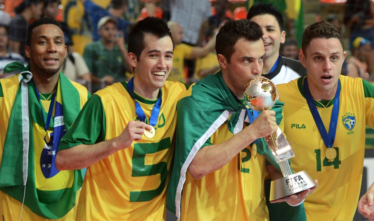 Gavus teisę rengti pasaulio salės futbolo čempionatą, Lietuvoje apsilankytų tokios žvaigždės kaip legendinis Falcao (su taure).