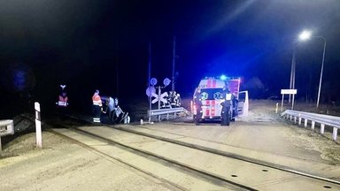В Йонавском районе на переезде поезд врезался в автомобиль: виновник ДТП пьян