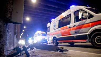 Girtas paspirtukininkas sukėlė masinę avariją tunelyje: sudaužytos trys mašinos