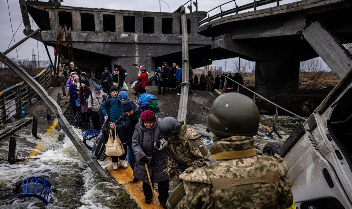Ukrainos kariai padeda ištrūkti žmonėms iš po sugriauto Irpinės tilto, kuris buvo civilių gyventojų pabėgimo kelias iš miesto. 2022, kovo 7 d., Ukraina