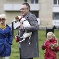 Įžymybių keturkojai Vilniuje išbandė naują šunų vedžiojimo aikštelę