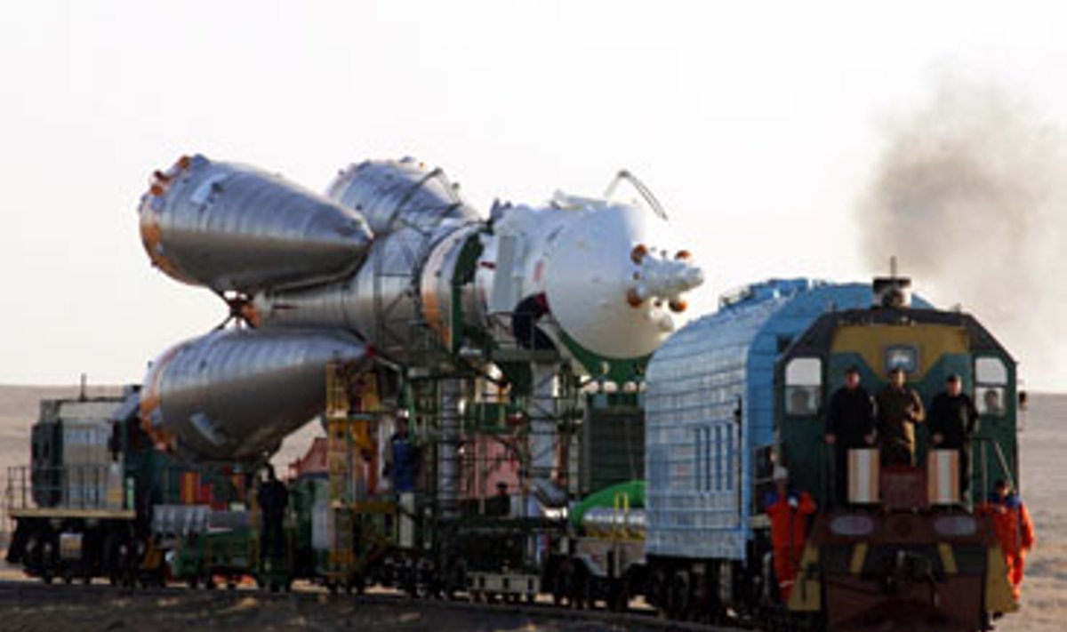 Rusijos kosminis laivas "Sojuz TMA-6" pervežamas į Baikonūro kosmodromą
