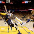 Į vieną krepšį: NBA superfinale „Warriors“ antrą kartą sudaužė „Cavs“ su L. Jamesu