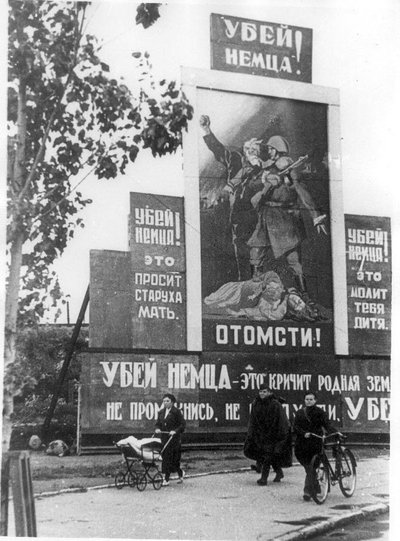 Raudonojo propagandininko I. Erenburgo darbo vaisiai. Stendas Leningrade skelbia: „Nužudyk vokietį! Atkeršyk!“, „Nužudyk vokietį! Prašo tave senutė motina”, „Nužudyk vokietį! Meldžia kūdikis!”