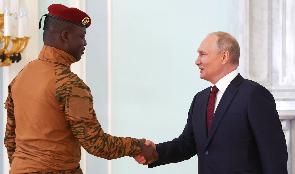 Vladimiras Putinas su Burkina Faso prezidentu