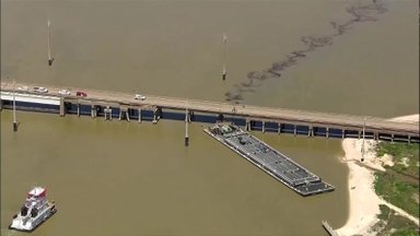 JAV nerimaujama dėl tiltų saugumo: barža rėžėsi Pelikanų salą vedantį tiltą