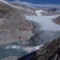 Tirpstantis Šveicarijos ledynas ir aukščiausias Europoje vėjo jėgainių parkas iš paukščio skrydžio