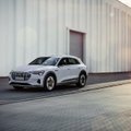 „Audi“ pristatė naują elektrinio SUV versiją – „e-tron 50 quattro“