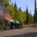 Nufilmuota, kaip iš degančio automobilio išgelbėjamas žmogus