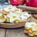 R. Ničajienės rudens gardumynai: avietiniai saldukai ir obuolių traškučiai