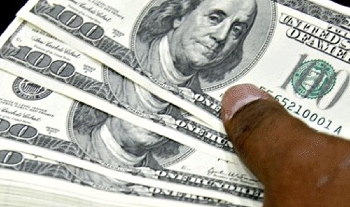 Valiutos keityklos darbuotojas skaičiuoja dolerius