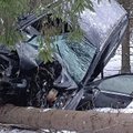 Eismo nelaimė Trakų r.: slidžiame kelyje „Opel“ nuskriejo į griovį ir rėžėsi į medį