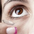 Šią klaidą daro dažnas, nešiojantis kontaktinius lęšius: žala akims gali būti didžiulė