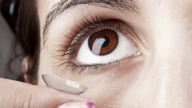 Akių gydytojas paaiškino, kokiu atveju kontaktinių lęšių griežtai vengti