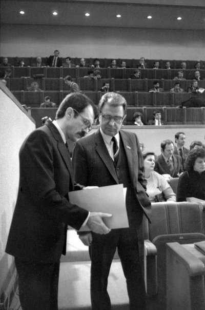 Deputatai Romualdas Ozolas ir Justinas Marcinkevičius posėdžių salėje