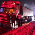 Vėlų vakarą Vilniuje – vilkiko ir mažyčio automobilio kaktomuša: sunkiai sužaloti nepilnamečiai