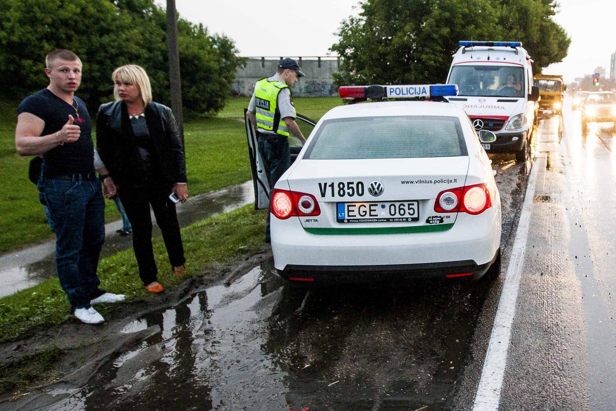 В Вильнюсе перевернулся BMW, в котором ехали молодой человек и девушка -  Delfi RU