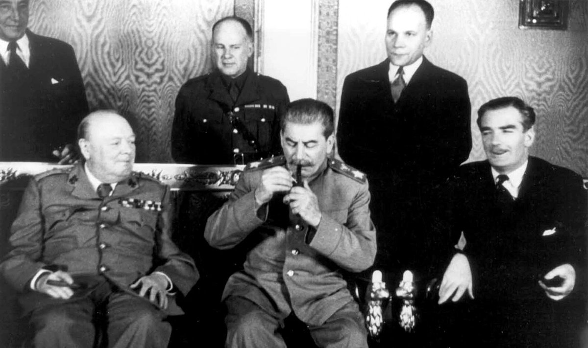 V. Čerčilio ir J. Stalino susitikimas Kremliuje, Maskvoje, 1944 m. spalio 9–20 dienomis. Iš kairės: V. Čerčilis, J. Stalinas ir Didžiosios Britanijos užsienio reikalų sekretorius E. Idenas. JAV ambasadorius A. Harimanas stebi lyderius. Per susitikimą suplanuotas Pietryčių Europos pasidalijimas įtakos zonomis.