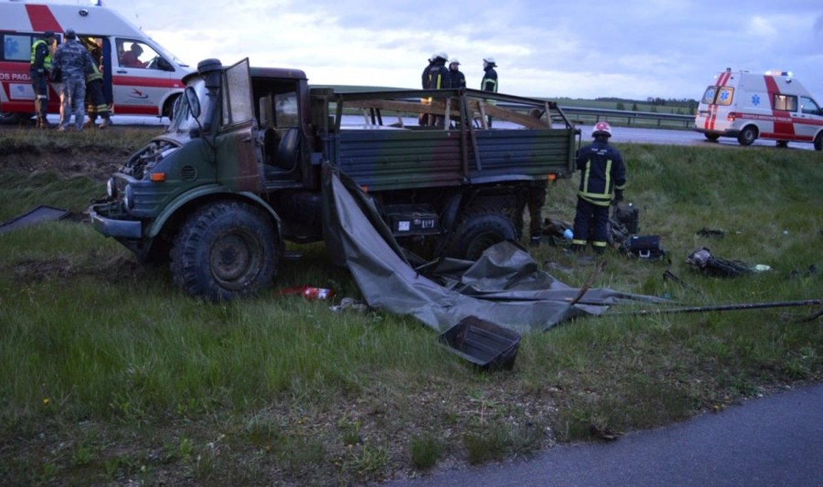 Karinį sunkvežimį apvertė girtas vairuotojas, į ligoninę išvežti aštuoni žmonės, Radviliškio r. PK nuotr.