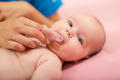 Susirūpinti vaiko burnos priežiūra reikia jau nuo kūdikystės.