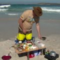 V. Radzevičius Australijos paplūdimyje gamino žemaičių blynus su kengūriena