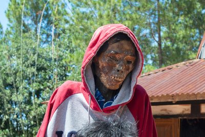 Toradža tautos žmonės yra unikalūs tuo, kad laiko mirusius giminaičius ar mirusius šeimos narius savo namuose ir elgiasi su jais taip, lyg jie būtų gyvi.