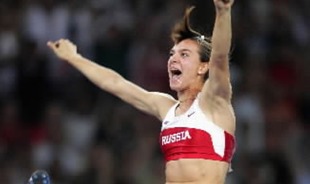 Jelena Isinbajeva džiaugiasi pasiekusi naują moterų šuolio su kartimi pasaulio rekordą per finalines šuolio su kartimi olimpinių žaidynių varžybas Atėnuose.