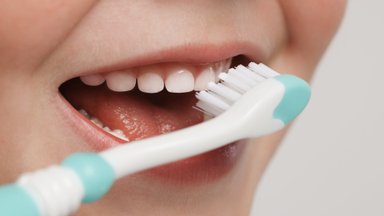 Vaikų burnos higienai tinka ne visos priemonės – odontologė pataria, kokią pastą ir šepetėlį pirkti