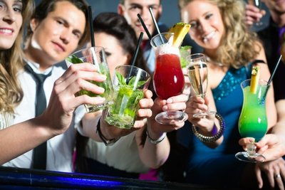 Lietuviai yra tarp šalių, pirmaujančių pagal suvartojamo alkoholio kiekį žmogui, taigi jo atsisakęs žmogus tampa "balta varna"