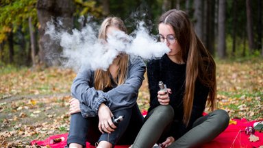 Nematoma jaunimo pamėgtos pramogos pusė: ar elektroninės cigaretės išaugins naują ligonių kartą?