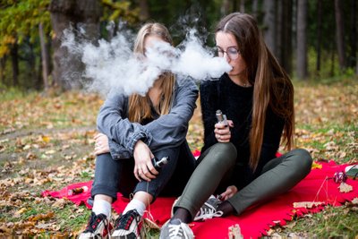 Young people still fall into various harmful habits